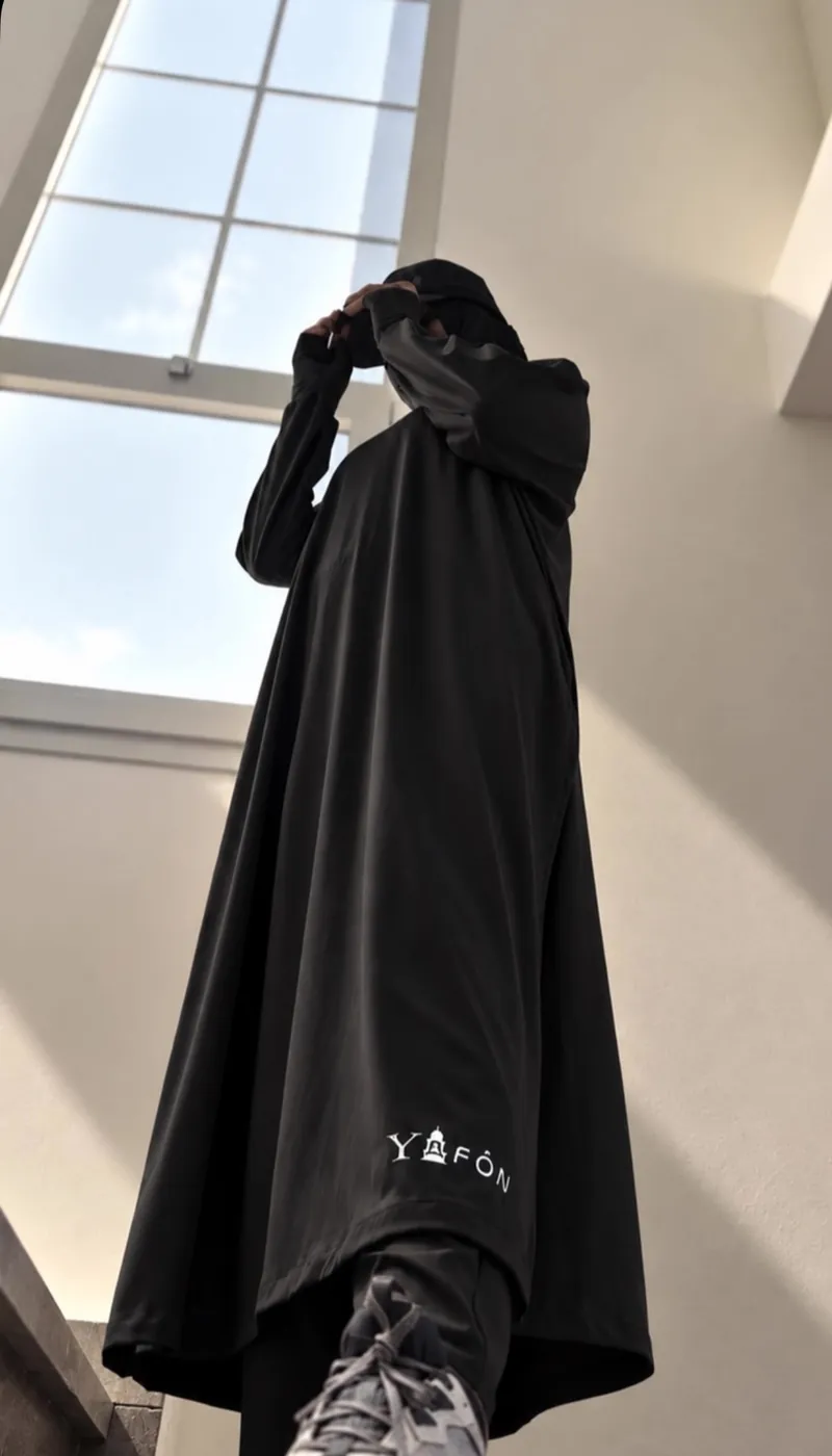 صبية بالطقم الأسود وحذاء رياضي