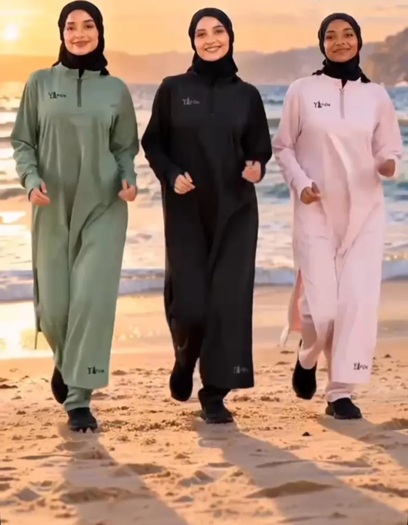 ثلاث صبايا يمشين على شاطئ البحر بطقم عكّا